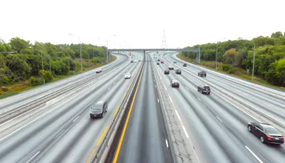 Auto che guidano su un'ampia autostrada