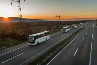 Autobusët në rrugë kundër qiellit gjatë perëndimit në Bullgari