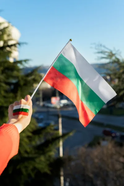 Mädchenhand hält Stoffflagge | E-Vignette Bulgarien