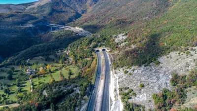 Vue en hauteur de l'autoroute à péage bulgare