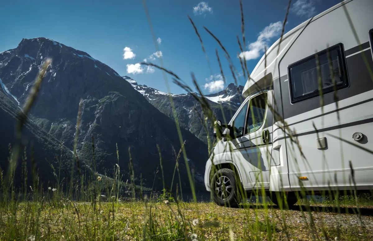 Camping-car sur fond de paysage montagneux