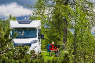 Camper parcheggiato nella foresta di montagna